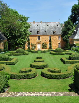 Le parterre à la Française et le Manoir ©Olivier Anger