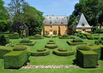Le parterre à la Française et le Manoir ©Olivier Anger