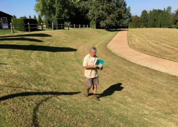 Travaux d'automne à Eyrignac : scarification et engazonnement