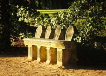 Banc de pierre dans les jardins d'Eyrignac ©Eric Sander