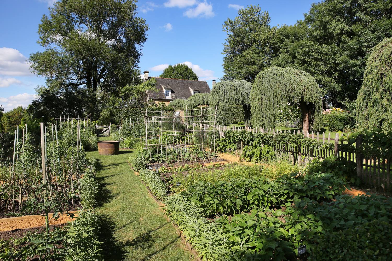 The Flower Garden And The Kitchen Garden Eyrignac Et Ses Jardins Eyrignac Et Ses Jardins