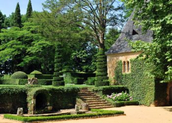 Chapelle et Cour du Manoir ©Olivier Anger Châteaux en fête 2022 Eyrignac jardins Dordogne Périgord Sarlat visite insolite exceptionnel manoir art de vivre française VII ème siècle