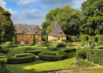 Le parterre de buis à la française devant le Manoir d'Eyrignac ©Jérôme Morel