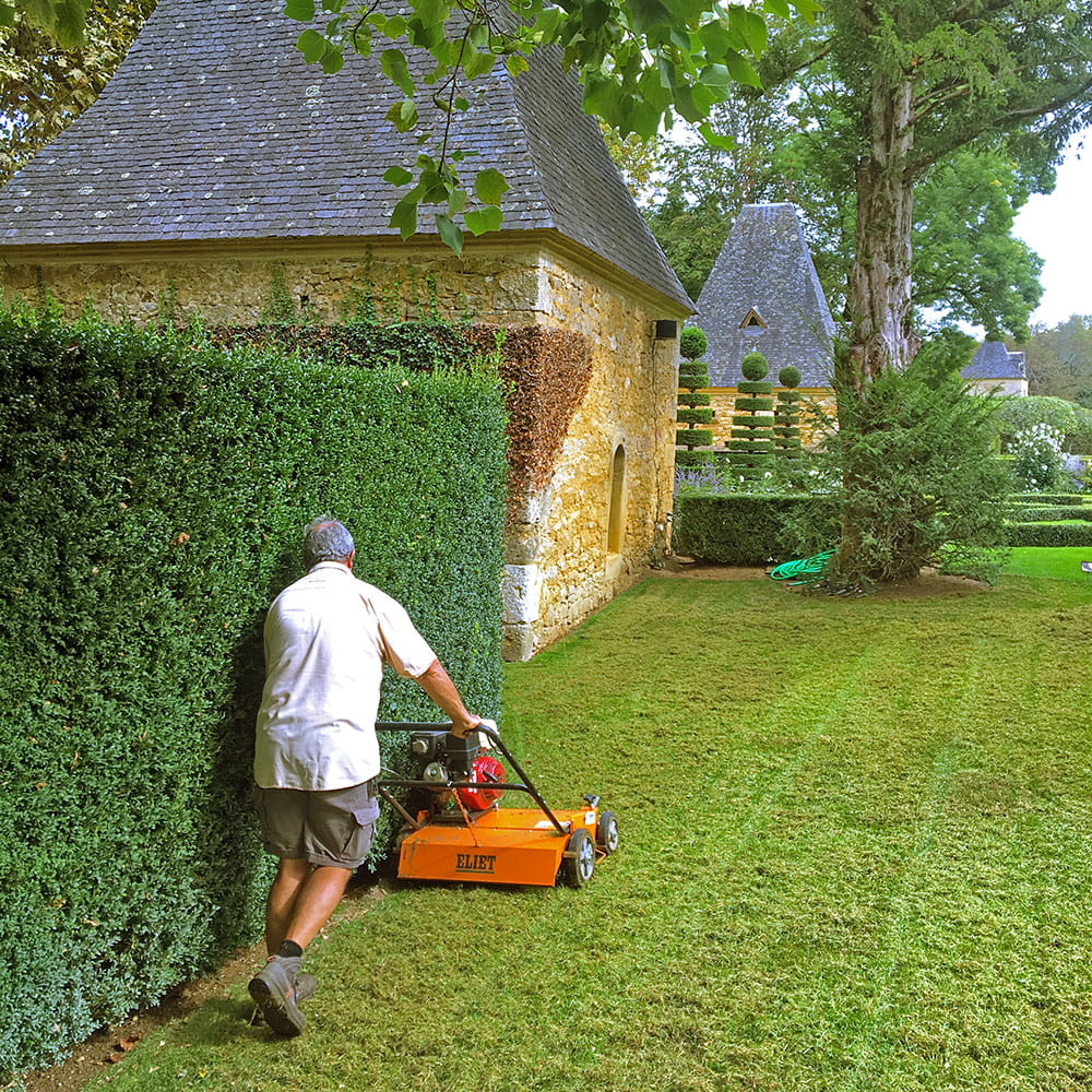 La scarification du gazon (Les conseils du chef jardinier d'Eyrignac) :  Eyrignac et ses jardins