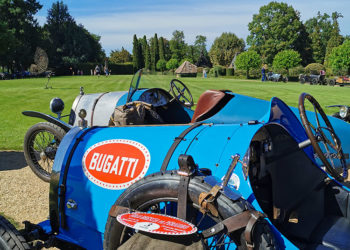 Voitures de collection dans les jardins d'Eyrignac