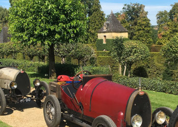 Voitures de collection dans les jardins d'Eyrignac