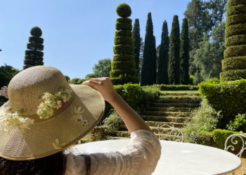 Chapeau fleuri dans la cour du Manoir d'Eyrignac