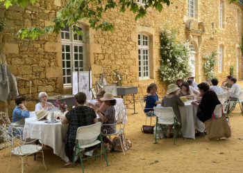 Atelier broderie dans la cour du Manoir d'Eyrignac