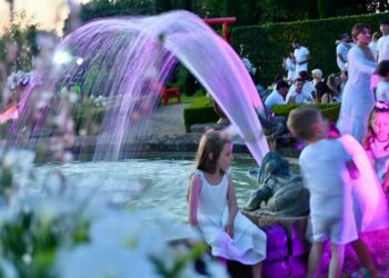 ©_ici_ailleurs - Enfants aux Pique-Niques Blancs d'Eyrignac