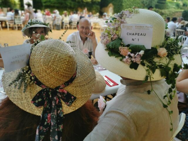 𝔾𝕒𝕣𝕕𝕖𝕟 𝕡𝕒𝕣𝕥𝕪 𝕕'𝔼𝕪𝕣𝕚𝕘𝕟𝕒𝕔 💐

La fameuse Garden party d'Eyrignac a lieu dans moins de trois semaines ! 📆

Pour vous aider dans la préparation de votre chapeau pour l'évènement et peut-être devenir le futur gagnant de notre concours de chapeaux fleuris 2024. 🌻

Voici quelques inspirations de nos participants en 2023 et 2022.
Ne sont-ils pas beaux ? 🤗

⚠️ Quelques places sont encore disponibles. Mais attention, les places sont limitées.

Alors, à vos chapeaux ! 👒

Pour en savoir plus : https://www.eyrignac.com/fr/actualites/garden-party

 📸 Cour du manoir - Eyrignac et ses jardins 

#eyrignac #jardinremarquable #jardinalafrancaise #topiaire #topiary #lesplusbeauxjardinsdefrance #grandsiteperigord #semitour #francebleuperigord #igersdordogne #fenelontourisme #gardenparty #chapeaux fleuris #concours #évènement